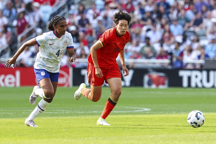 开云下载-津媒：邵子钦处职业生涯重要上升期，留洋本菲卡目标踢女足欧冠